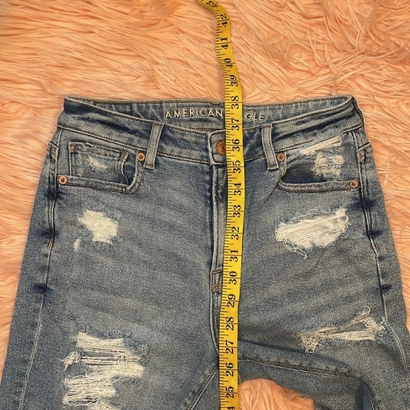 American Eagle Stretch Light Wash High Rise Distressed Ripped Mom Jean Size 0 - Picture 9 of 9